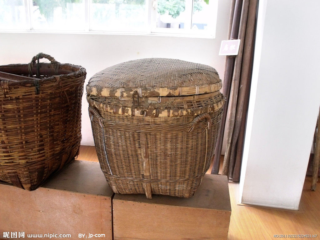 还有用扁担挑的粪筐,扁担一边挑一个,比较平衡,也没有那么"臭"了. /p>