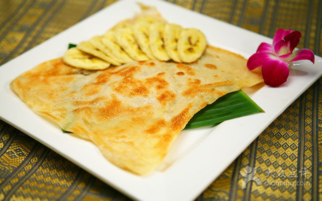  p data-id="gnx6t9fr4i">香蕉煎饼是泰国的路边小吃,主要材料有香蕉