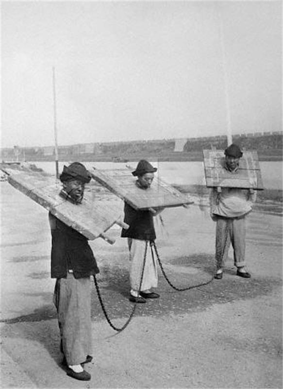 将犯人枷项后绑在衙门之前或闹市之中示众,又是一种残酷的刑罚. /p>