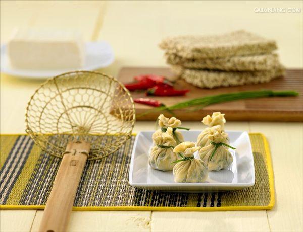  p>饺子(dumpling)源于中国古代的角子,原名"娇耳",汉族传统面食,距今