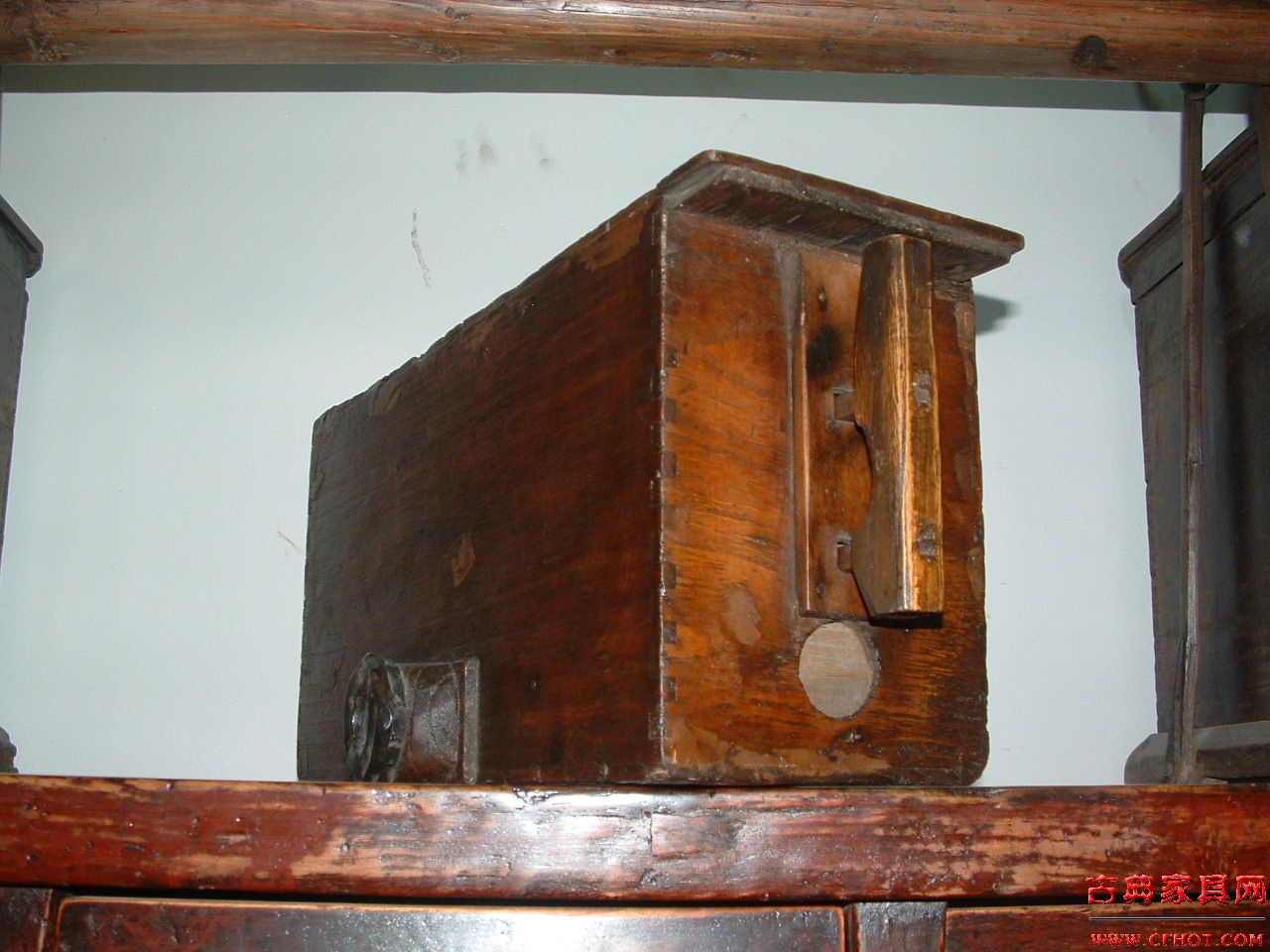 操作人员用手拉开活动木箱,空气通过进气口使风箱的皮橐内充满空气, a