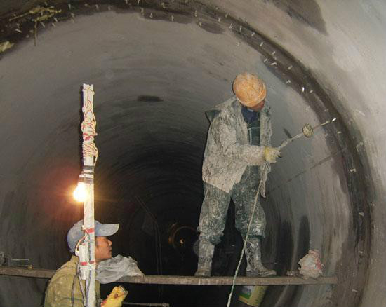 ">隧道堵漏就是对隧道内松软岩层的出水段或涌水处进行防水补漏施工