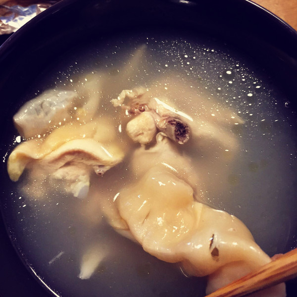  p>鱼胶炖鸡汤是一款汤品,制作原料主要有鱼胶,鸡腿和鸡翅等. /p>