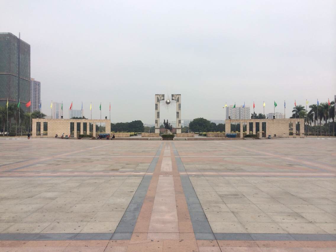 是深圳所有街道办建制中最大的广场——龙华文化广场与2001年12月建成