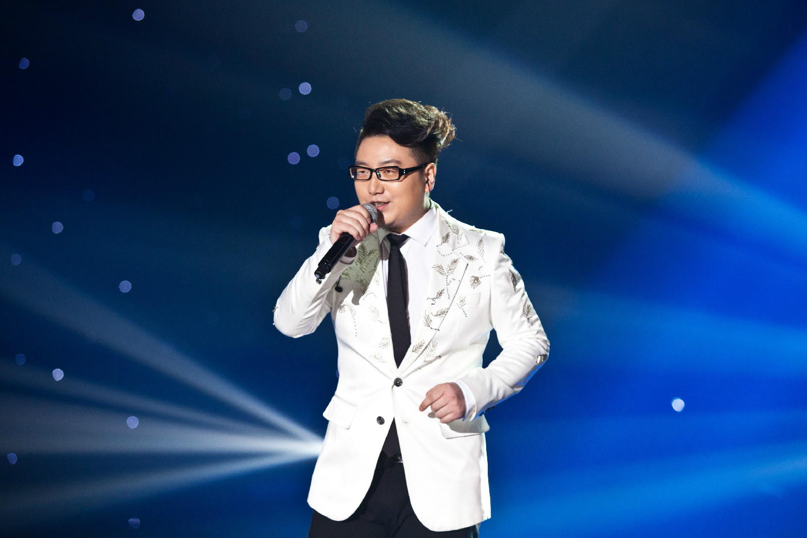 原名周鹏,1983年6月2日出生于陕西省商洛市,中国内地流行歌手,中国