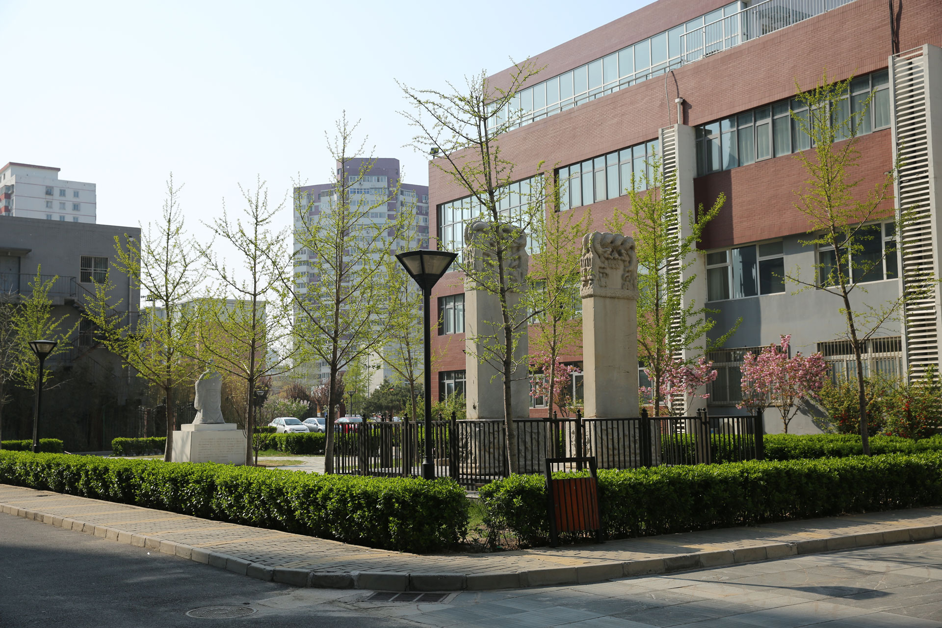  p>景山学校远洋分校于2007年9月建校,地处石景山区 a href="#" data