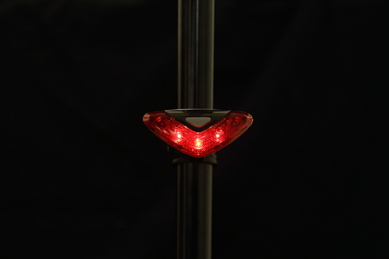  p>自行车灯即为安装在自行车上以供骑友夜骑的灯具.