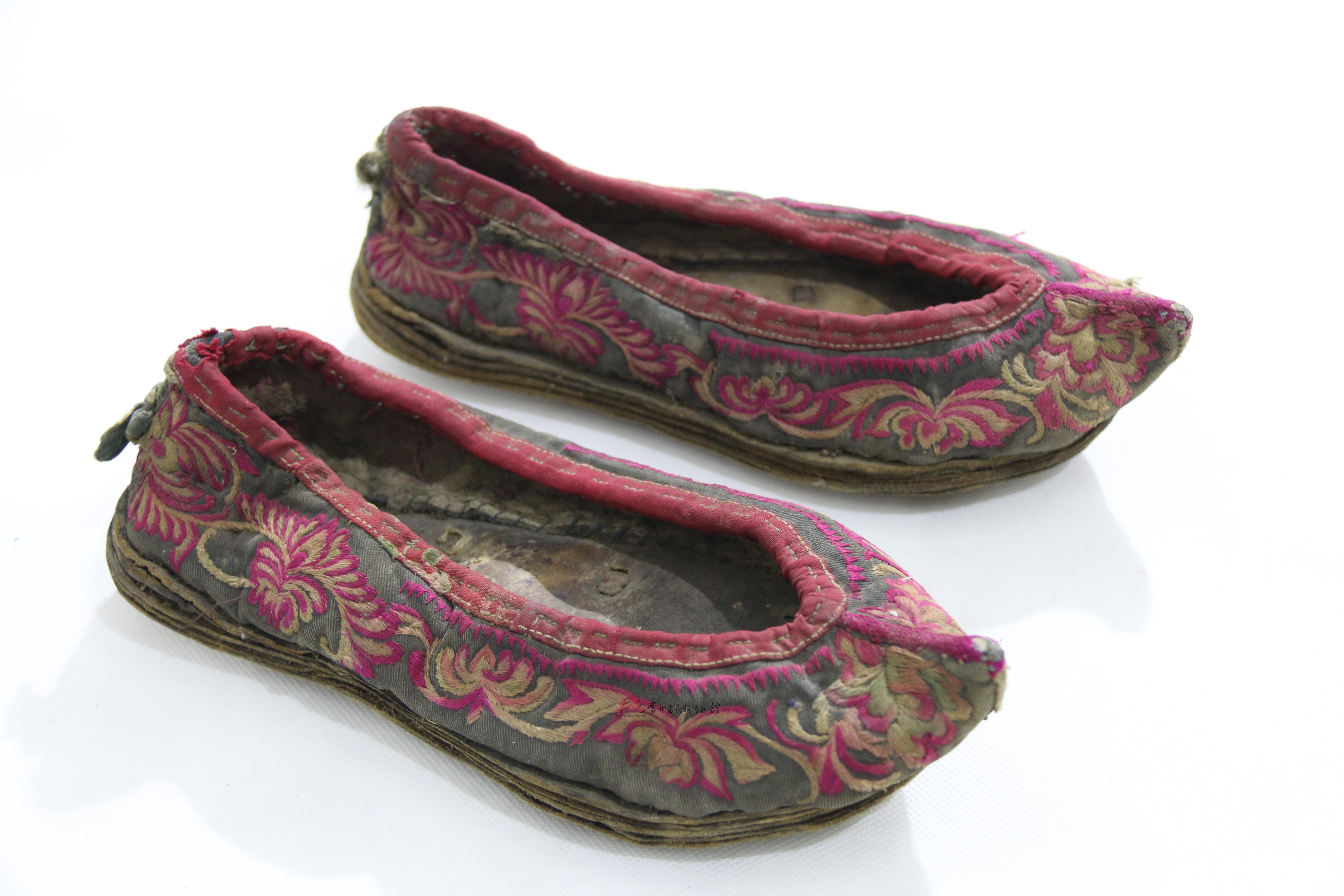 当代纳雍苗族绣花钉鞋