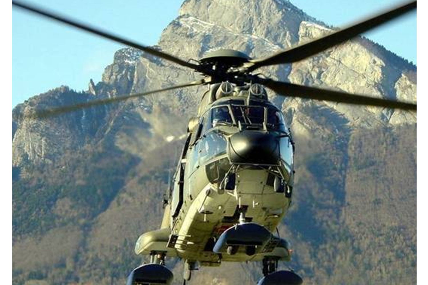  p>法国宇航sa330美洲狮直升机,是一种四叶桨,双发的中型运输暨通用型