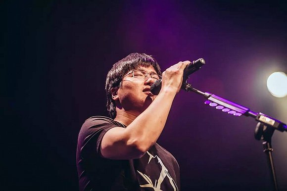 贝斯张雯,鼓手张蔚,吉他王春