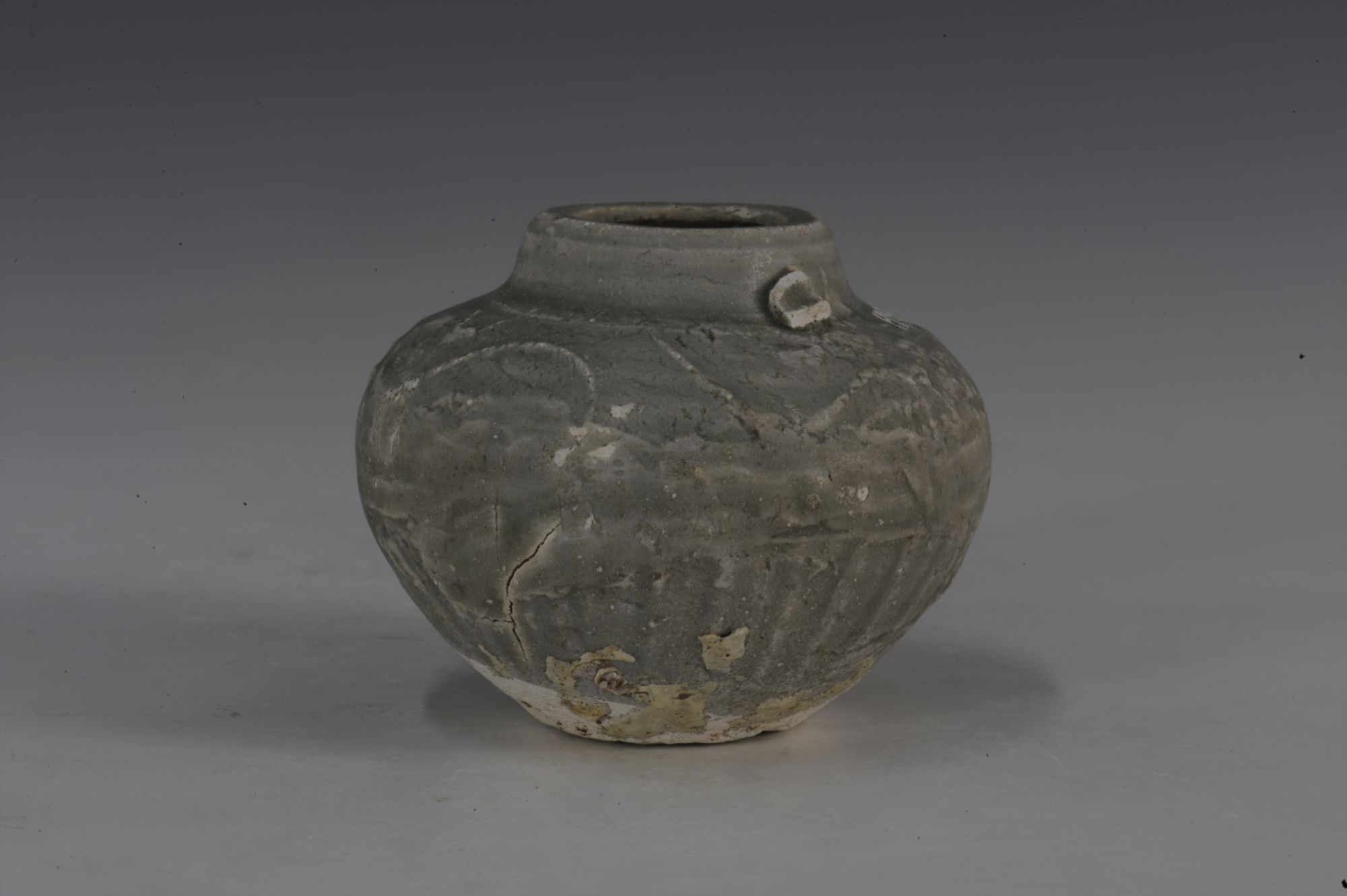 元代青釉菊瓣纹印花双耳罐