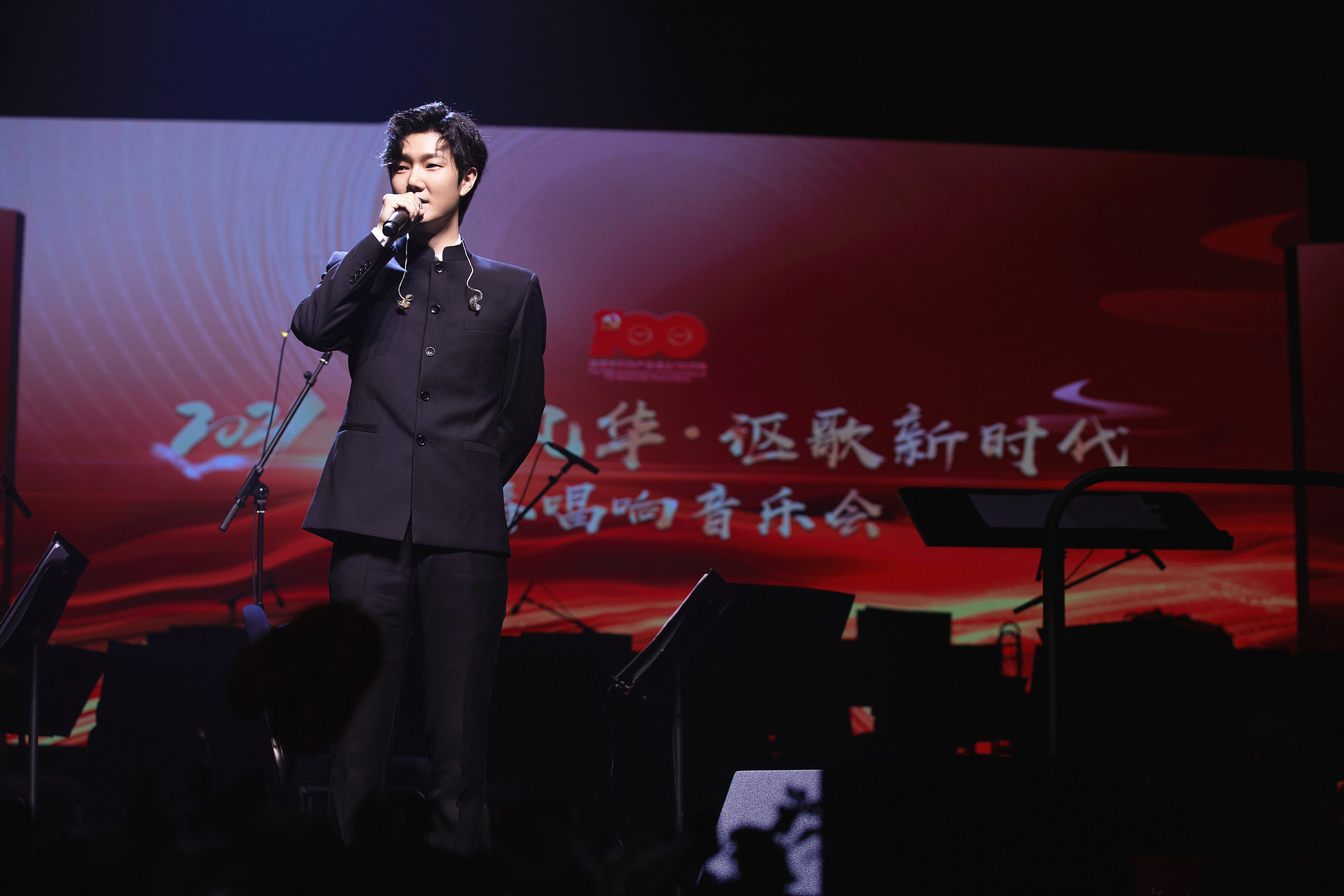  p>王晰,1985年4月9日出生于辽宁省营口市,中国内地流行乐男低音歌手