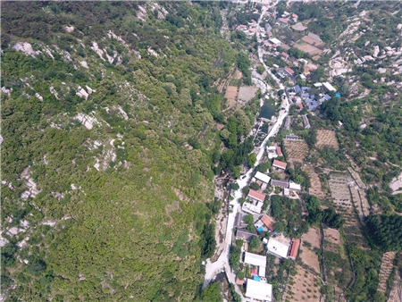  p>李家石屋村,因村内立石为屋而得名,是山东省临沂市平邑县柏林镇