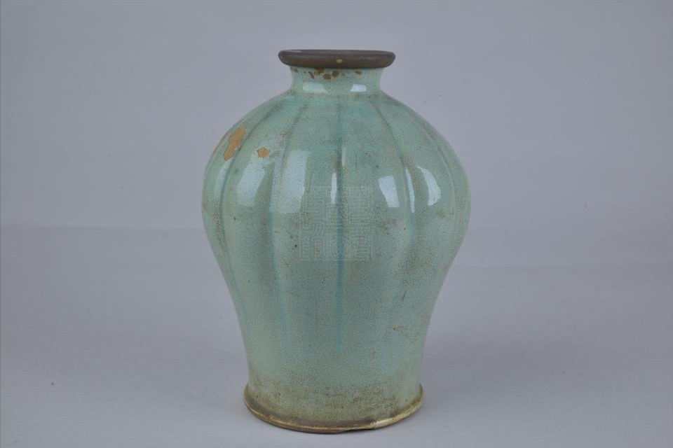  p>民国青釉瓜棱瓷瓶是重庆中国三峡博物馆收藏的瓷器.