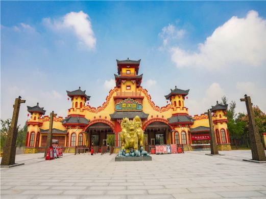 >秦汉园位于陕西省西咸新区泾河新城沣泾大道乐华路欢乐世界向北100米