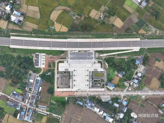 四川搞了一条去青藏高原的“超级地铁”，海拔高差2000米！_百科TA说