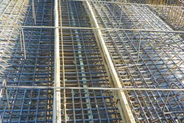  p data-id="gnwswosnpw">施工后浇带是指在基础底板,墙,梁相应位置留