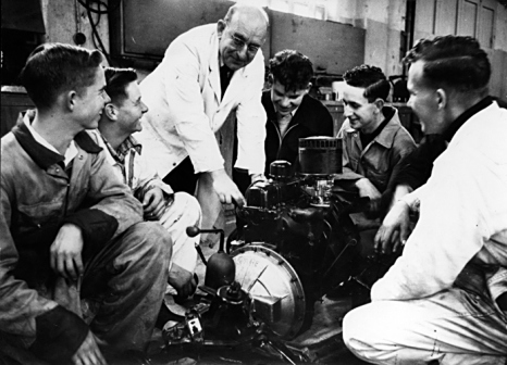1957年，塞登纪念技术学院的教职员工和学生们