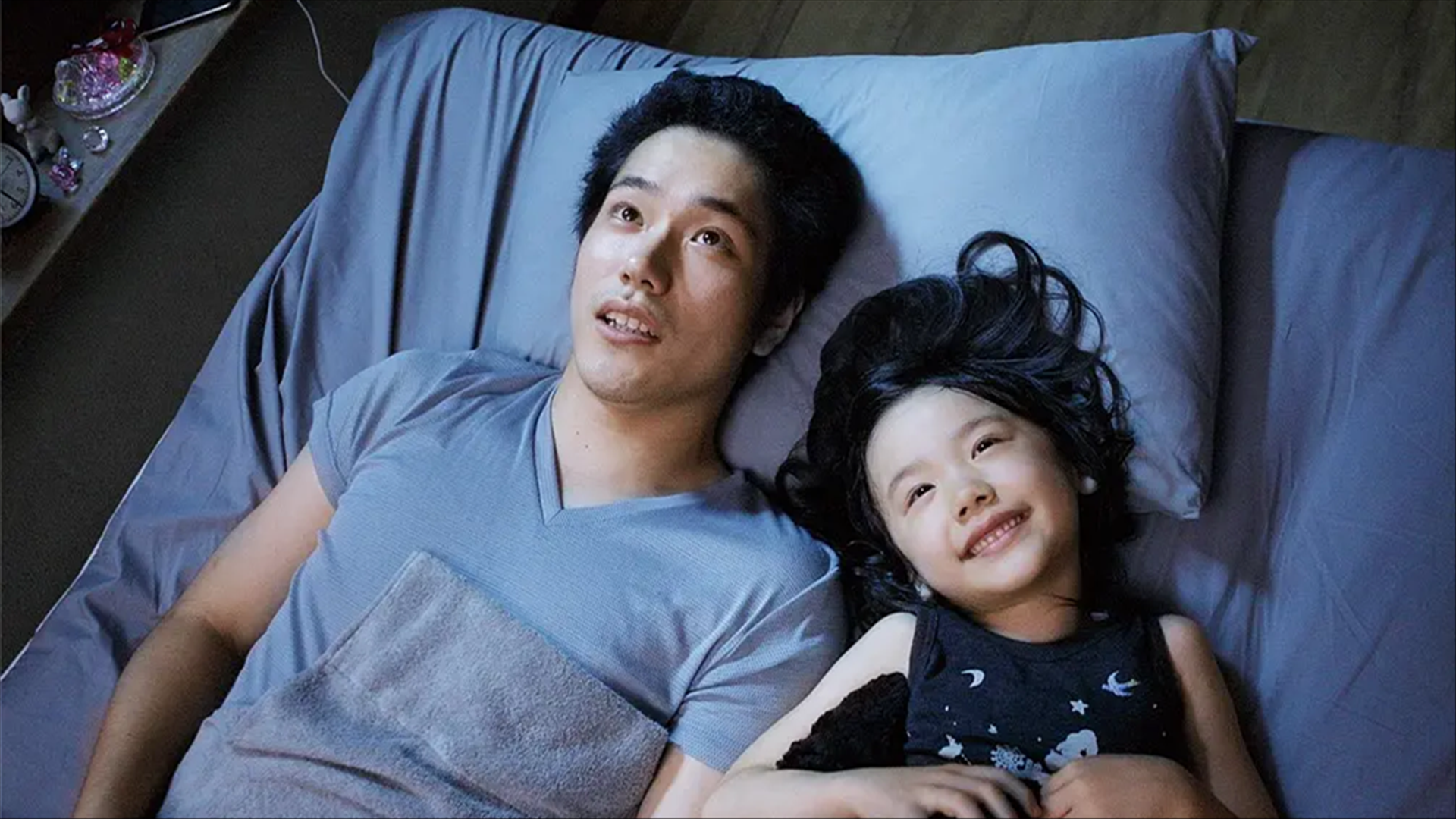 外公去世后,留下6岁的私生女给27岁的外孙抚养,电影《白兔糖》