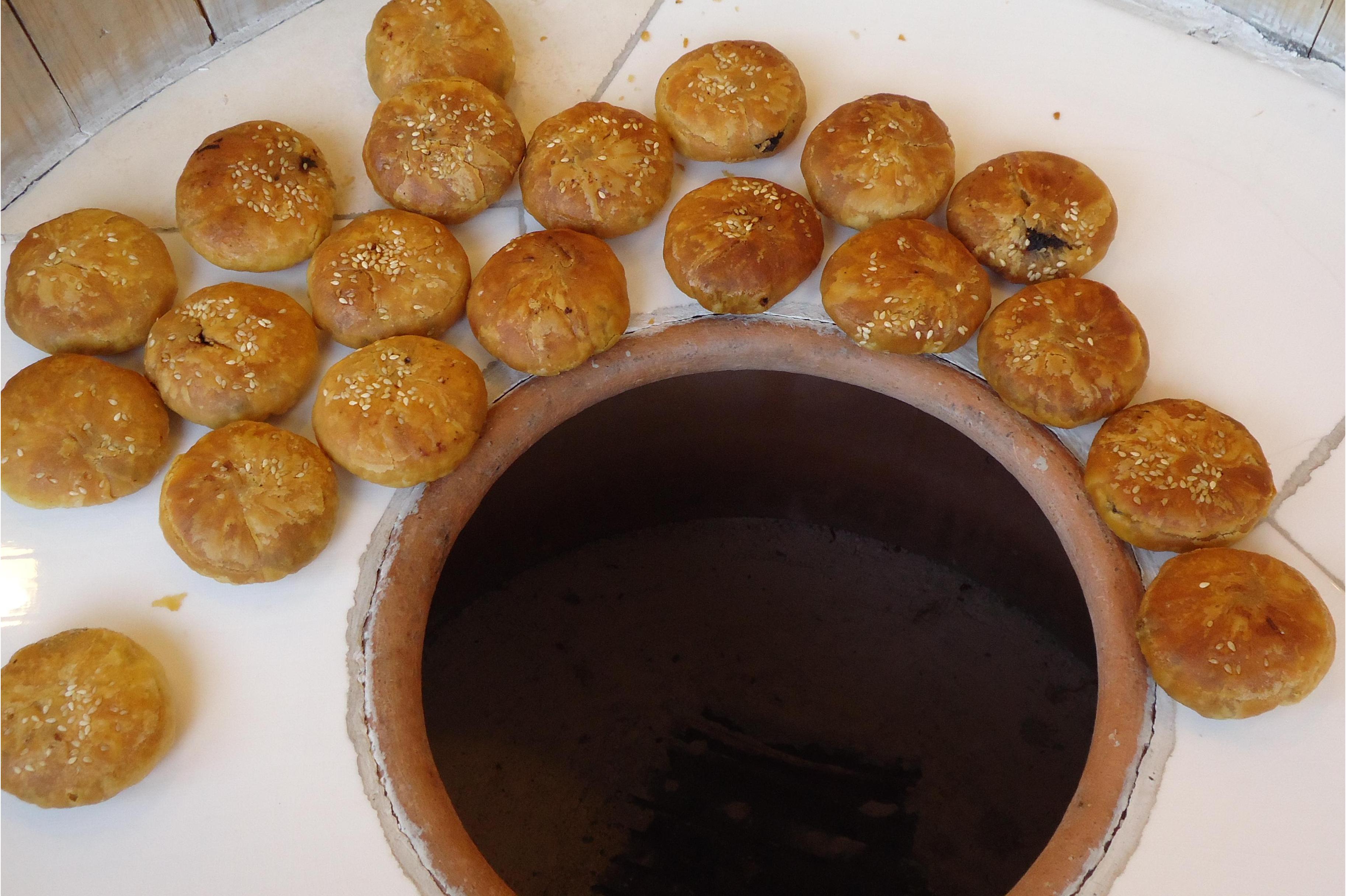  p>徽州烧饼制作技艺是一种传统技艺,安徽省级非物质文化遗产之一.