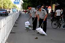 城市管理员正在打扫城市卫生