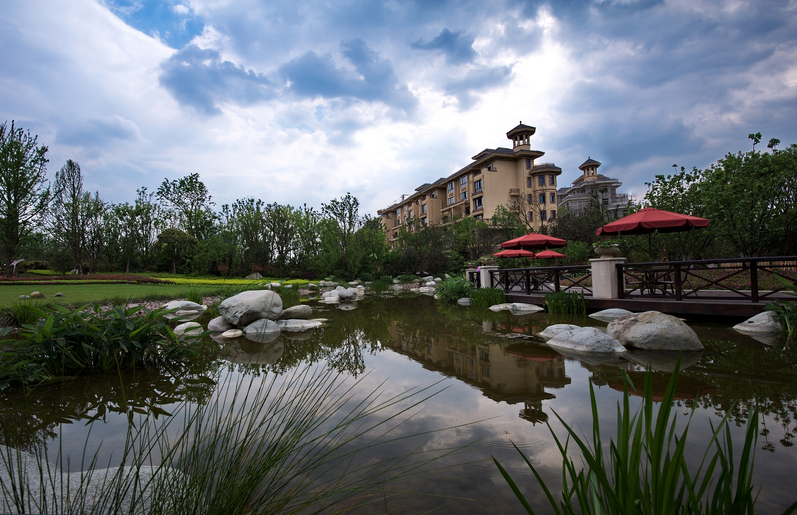  p>凰城华府项目是永川首席大盘,规模最大的复合型社区,总占地380亩
