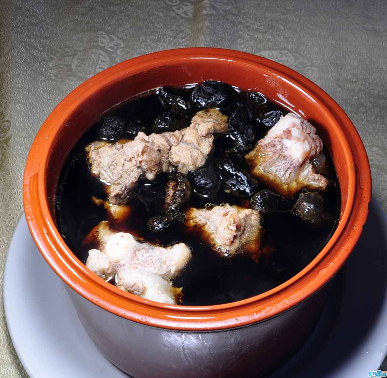 地黄或怀庆地黄的根;性寒味甘,苦;归心,肝肺经,具有清热凉血的功效