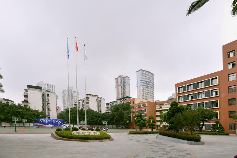  p>珊瑚中学位于重庆市南岸区商业步行街,地理位置优越,交通便捷.
