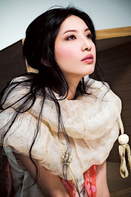  p>郑希怡,1981年9月6日出生于上海市,中国香港女歌手,演员, a target