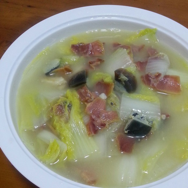  p>火腿娃娃菜汤是由火腿,娃娃菜为主要食材,以油,盐等为调料做成的一