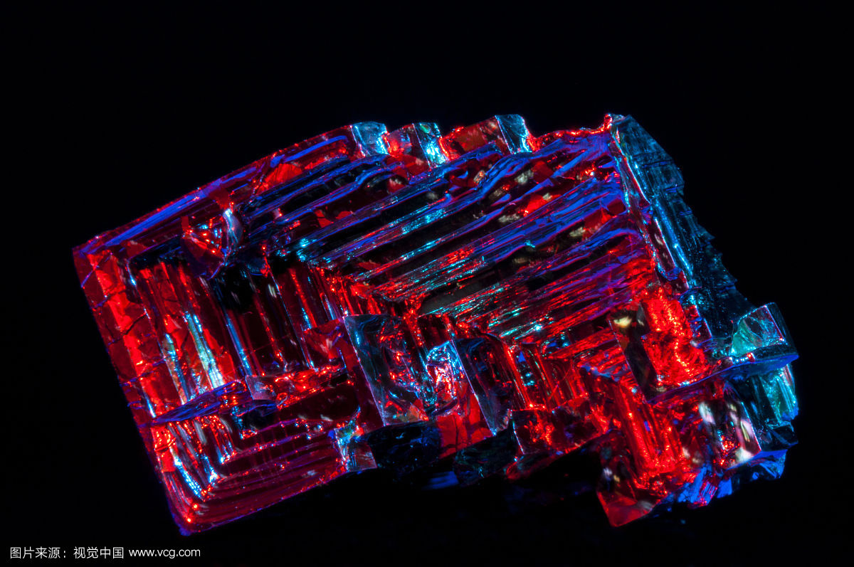  p>铋晶体是一种原子晶体,是融化的高纯度金属铋在缓慢冷却时结晶所