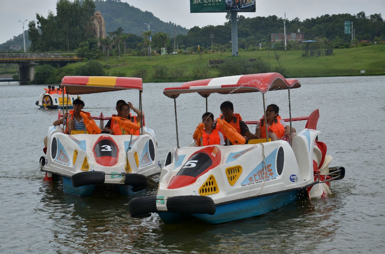  p>聚龙岛欢乐园位于泉州聚龙小镇(原在水一方),占地一千多亩.