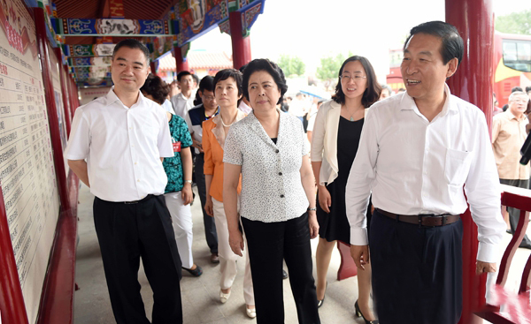 irz6p">郑云 (女), a target="_blank" href="/item/东港区/4935878"