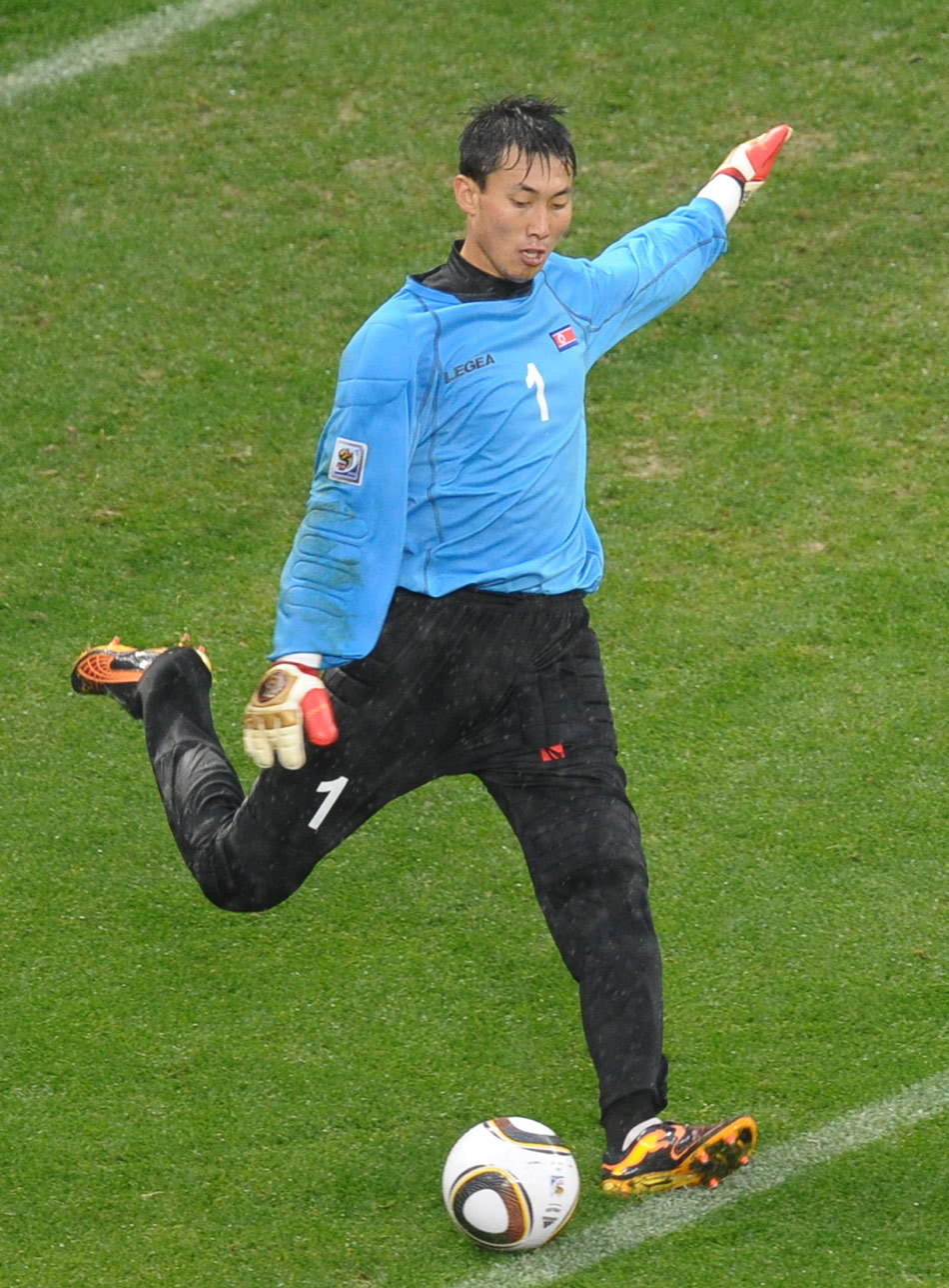  p>李明国,1986年9月9日出生于朝鲜平壤,朝鲜职业足球运动员,场上司职