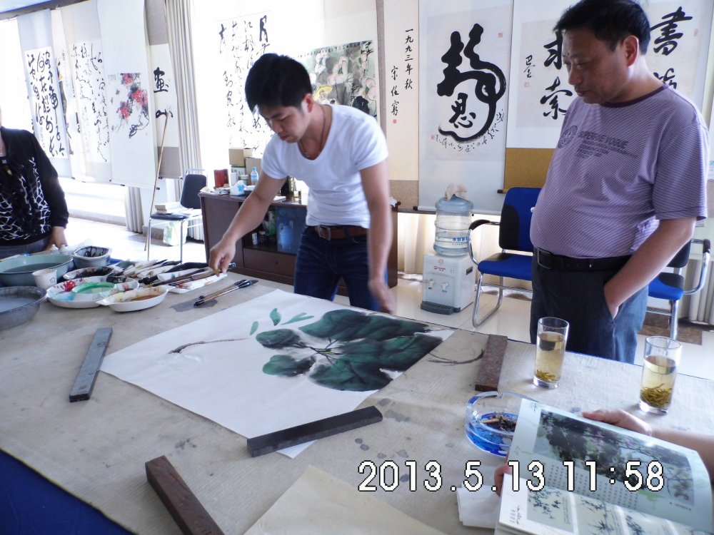 ">王连国,1977年8月生于广西桂林,《文一堂》堂主,号荷塘君子---王荠