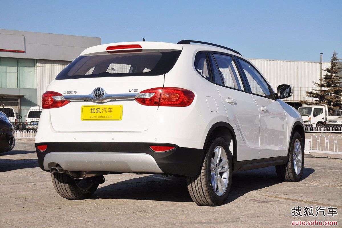  p>中华v5是中华汽车推出的首款suv车型,车头线条圆润,前保险杠非常