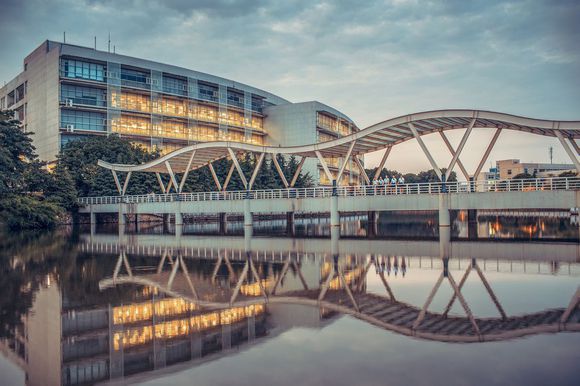 湖北经济学院