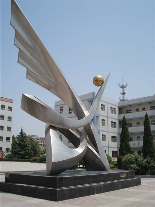  p>陕西省富平县迤山中学,坐落在富平县城北温泉河畔.