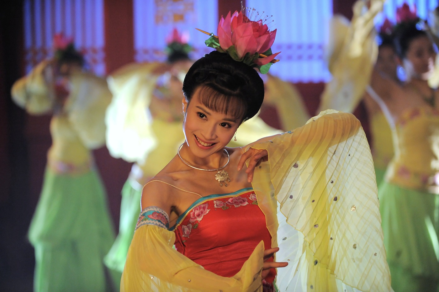 12月24日出生于浙江省金华市浦江县,毕业于浙江省艺术学院越剧表演班