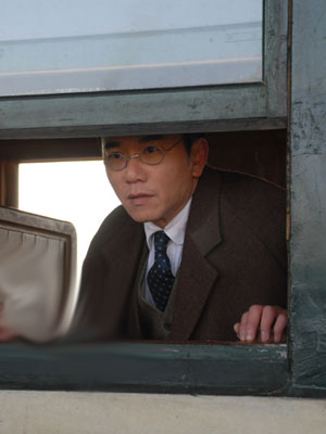  p>《浴火危城》是由中共哈尔滨市委宣传部于2012年联合出品,由邓迎海