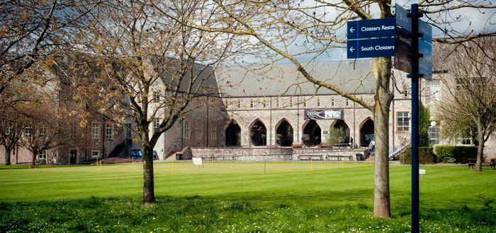  p>埃克塞特大学(university of exeter),又名埃克斯特大学,是一所