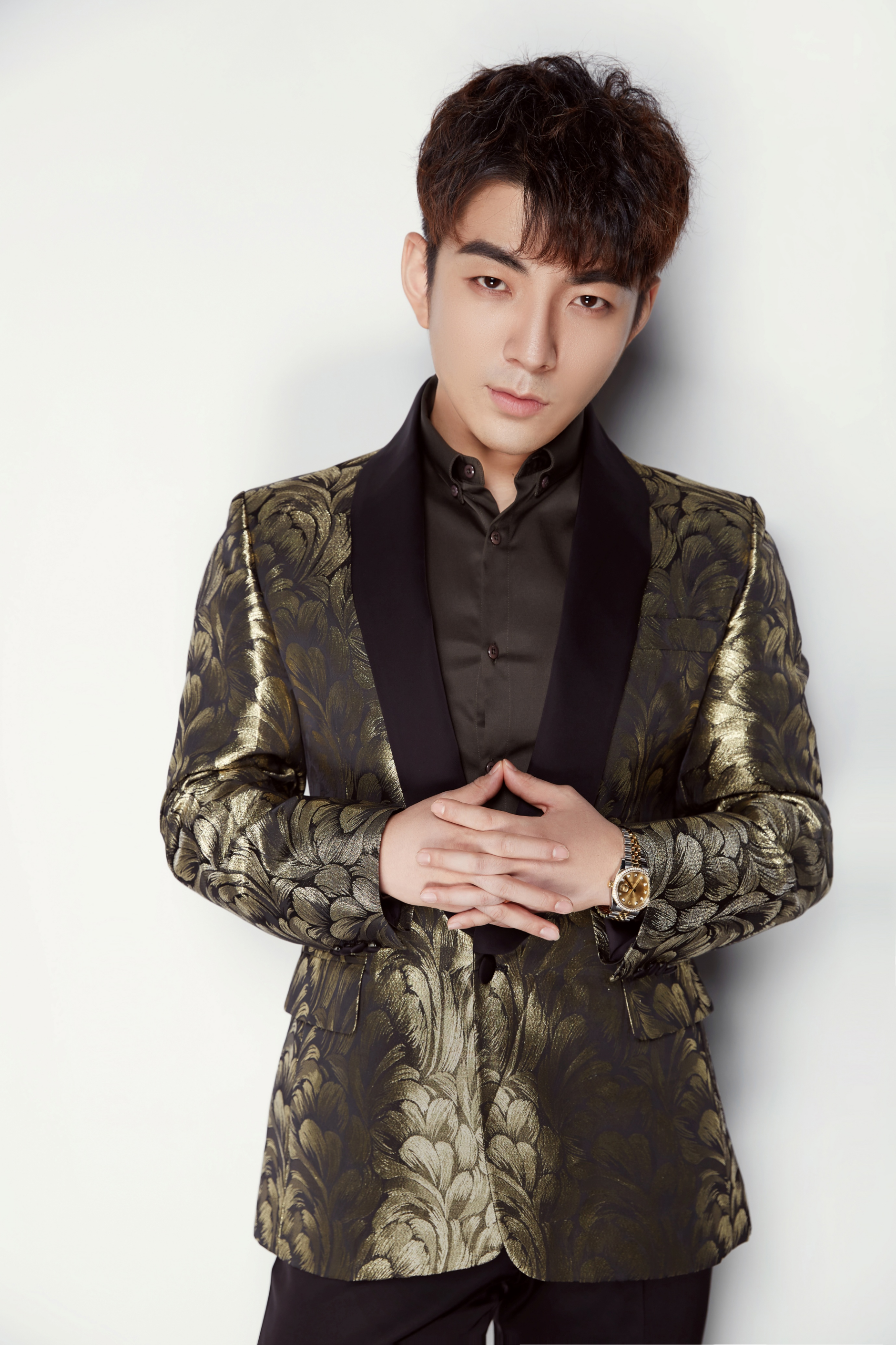 木梳是欢聚传媒旗下歌手,凭借极强的声音穿透力和感染力被称为"小张