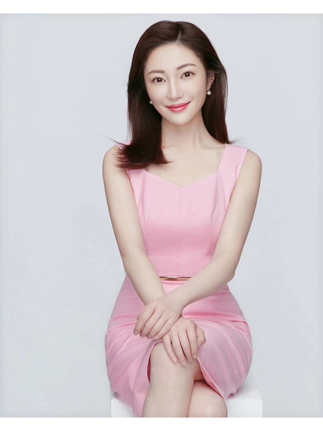 ">白影,出生于湖南省湘西土家族苗族自治州龙山县,中国内地节目主持人