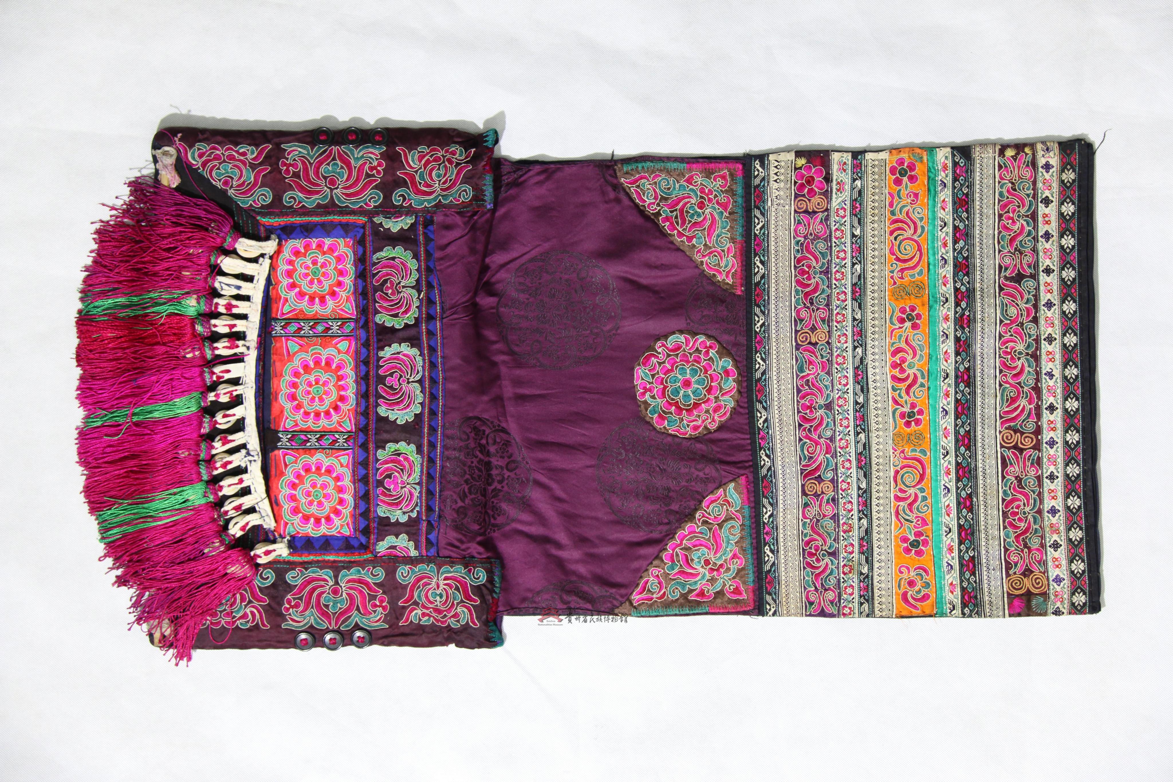 当代惠水苗族缎面平绣太阳花纹海贝流苏背带