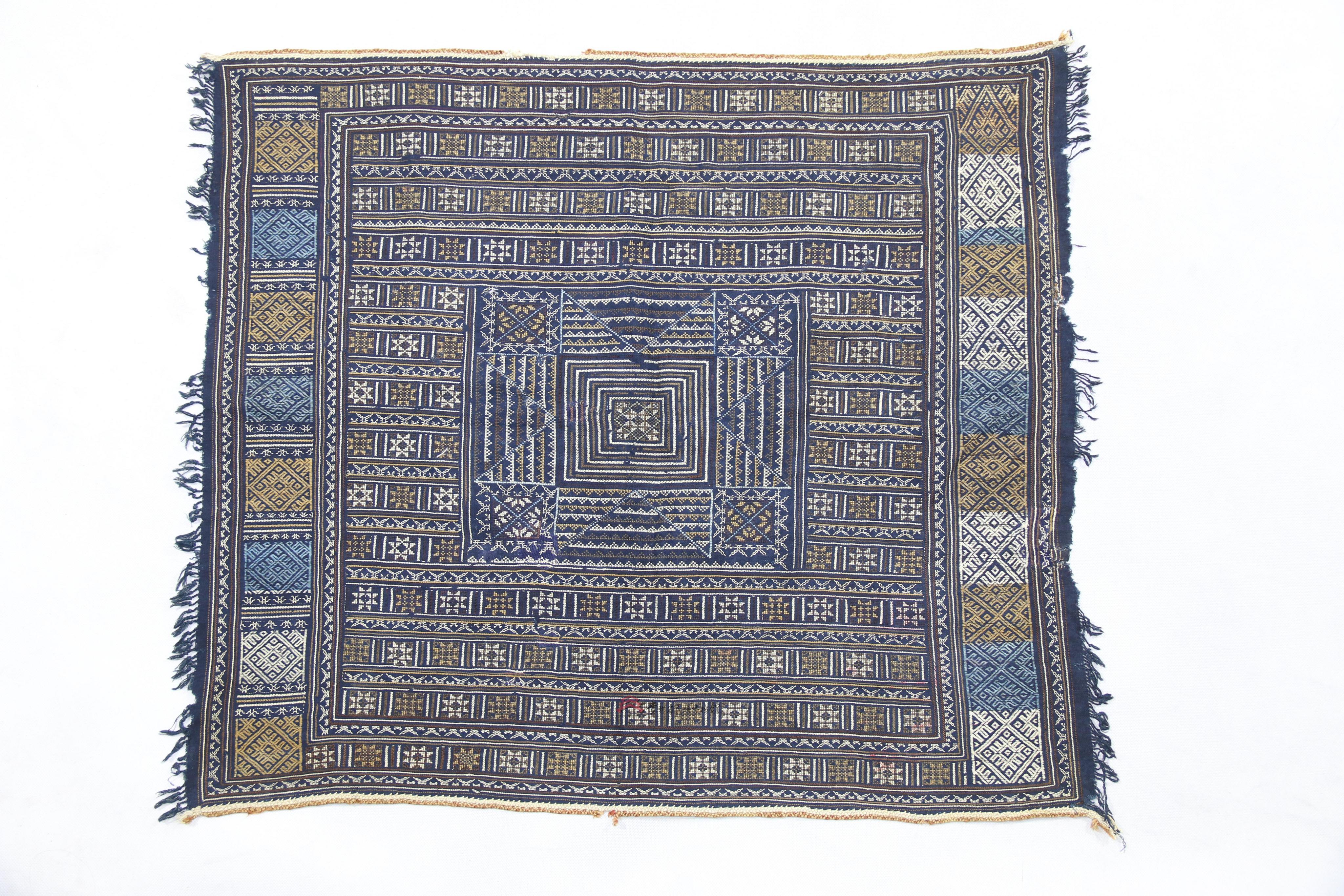 当代广西金秀瑶族织锦八角花纹流苏头帕