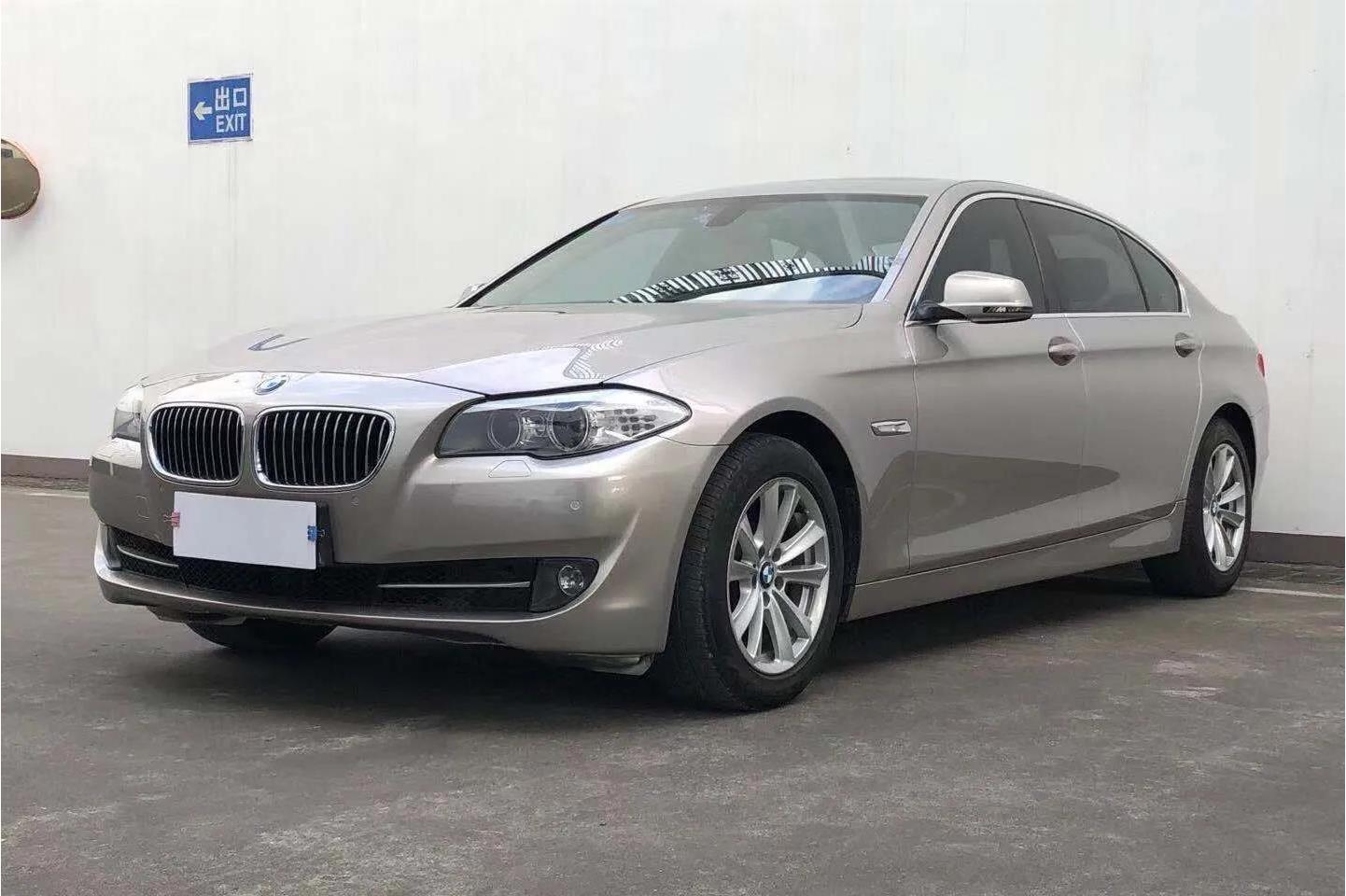 灰色轿车型宝马