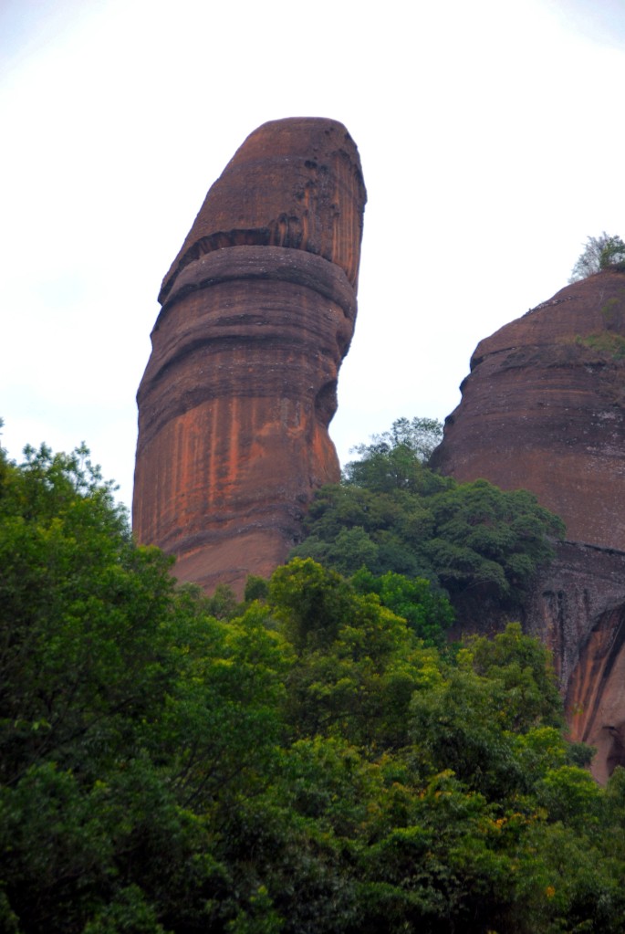 就到了老君山中段东麓,这里分布着中国大西南仅有的丹霞地貌奇观