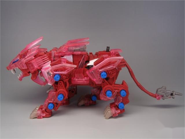 零式长牙狮,具备了极高的多用途泛用性,有三套替换装备,能和火焰凤凰