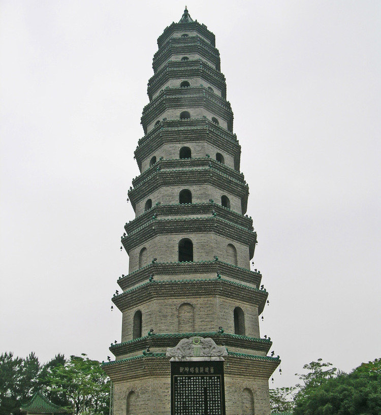  p>凤凰塔,又名文塔,位于深圳市宝安区福永街道办事处凤凰岩岭下村口.