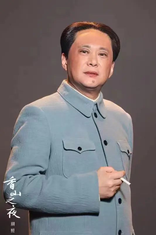 都紧扣时代主题用舞台上一部浓缩的党史作品,由李宝群编剧,任鸣导演